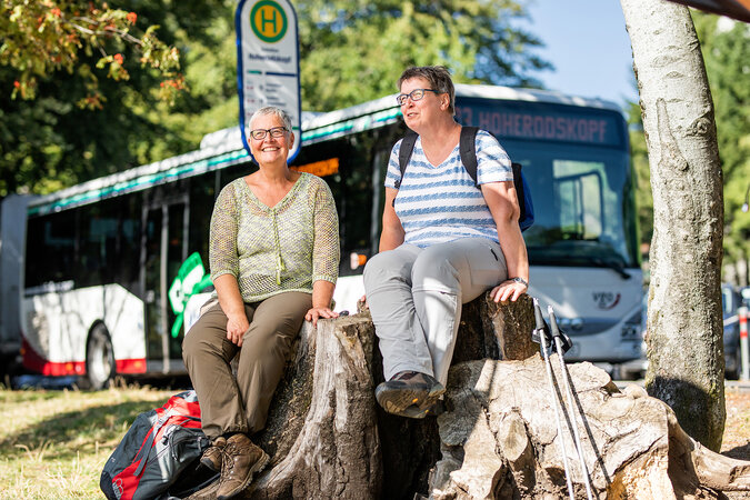 Die Freizeitbusse des Vogelsberger Vulkan-Express verkehren vom 1. Mai bis Ende Oktober. Die Linienbusse der Verkehrsgesellschaft Oberhessen, kurz VGO, fahren im RMV-Tarif, die Fahrradmitnahme im Anhänger ist kostenlos.