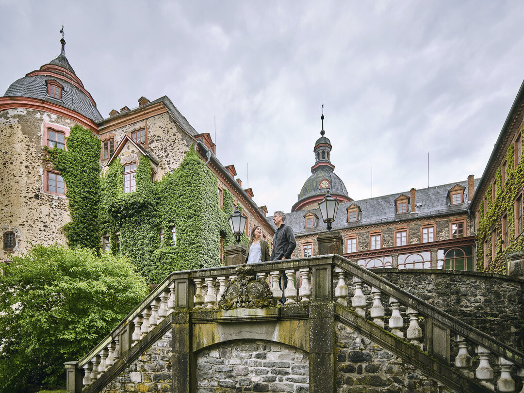 Im Herzen der hessichen Fachwerkstadt Laubach liegt das Schloss der Grafen zu Solms-Laubach. Neben dem Schlossensemble mit seinen Wirschaftsgebäuden reiht sich an der Rückseite der weitläufige Schlossgarten an, der Erholungs- und Begegnugsort sowie Raum für Gartenfestivals und andere Veranstaltungen ist.